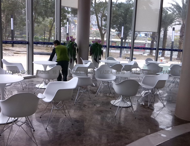 工人擺設(shè)椅子圖片 山海上城