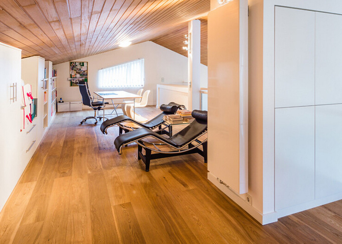 現(xiàn)代設(shè)計(jì)師設(shè)計(jì)的躺椅