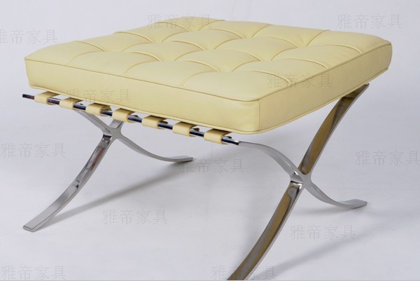 米色巴塞羅那椅（Barcelona Chair In Cream-colored）