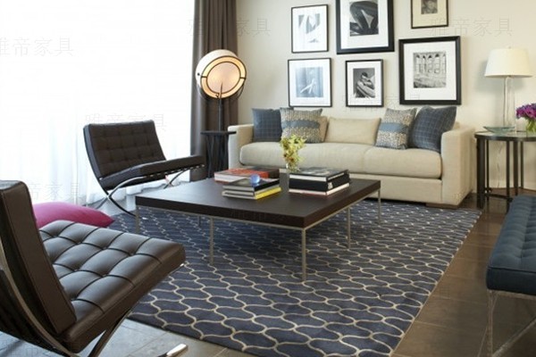 深棕色巴塞羅那椅子(Barcelona Chair In Dark Brown Leather)