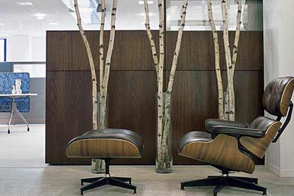 伊姆斯休閑椅（Eames Lounge Chair）