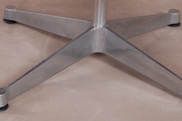 維特拉版本的<a href='http://m.yunguzhai.cn/Products/EamesLoungeChair.html' class='keys' title='點(diǎn)擊查看關(guān)于伊姆斯休閑椅的相關(guān)信息' target='_blank'>伊姆斯休閑椅</a>(Eames Lounge Chair — Vitra Version)