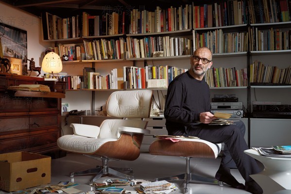 維特拉版本的<a href='http://m.yunguzhai.cn/Products/EamesLoungeChair.html' class='keys' title='點(diǎn)擊查看關(guān)于伊姆斯休閑椅的相關(guān)信息' target='_blank'>伊姆斯休閑椅</a>(Eames Lounge Chair — Vitra Version)